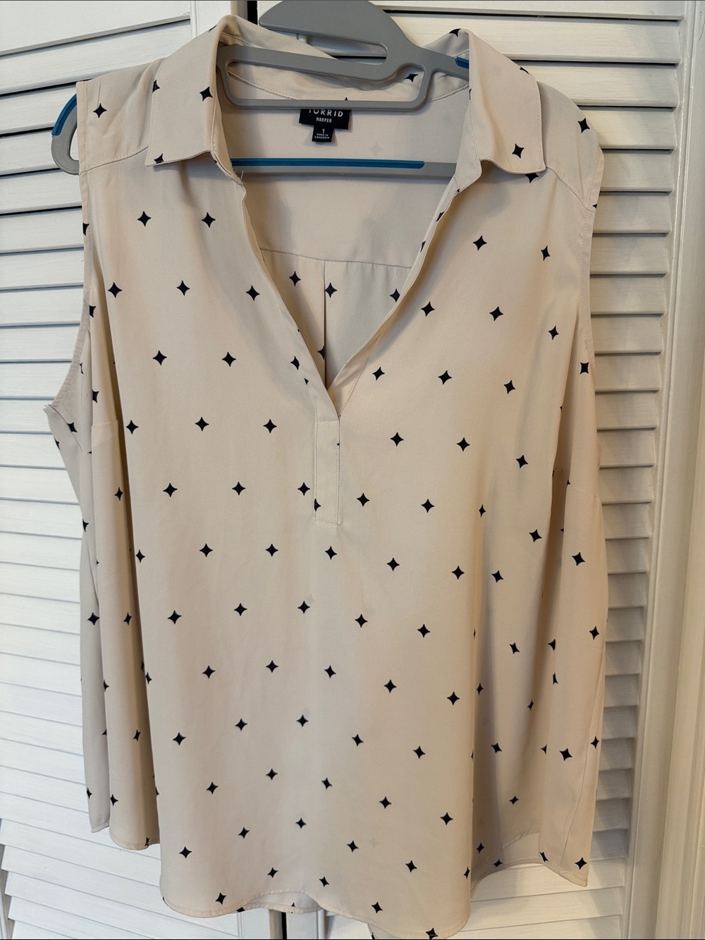 torrid Cream Sleeveless Collared Blouse with Black Diamond Print